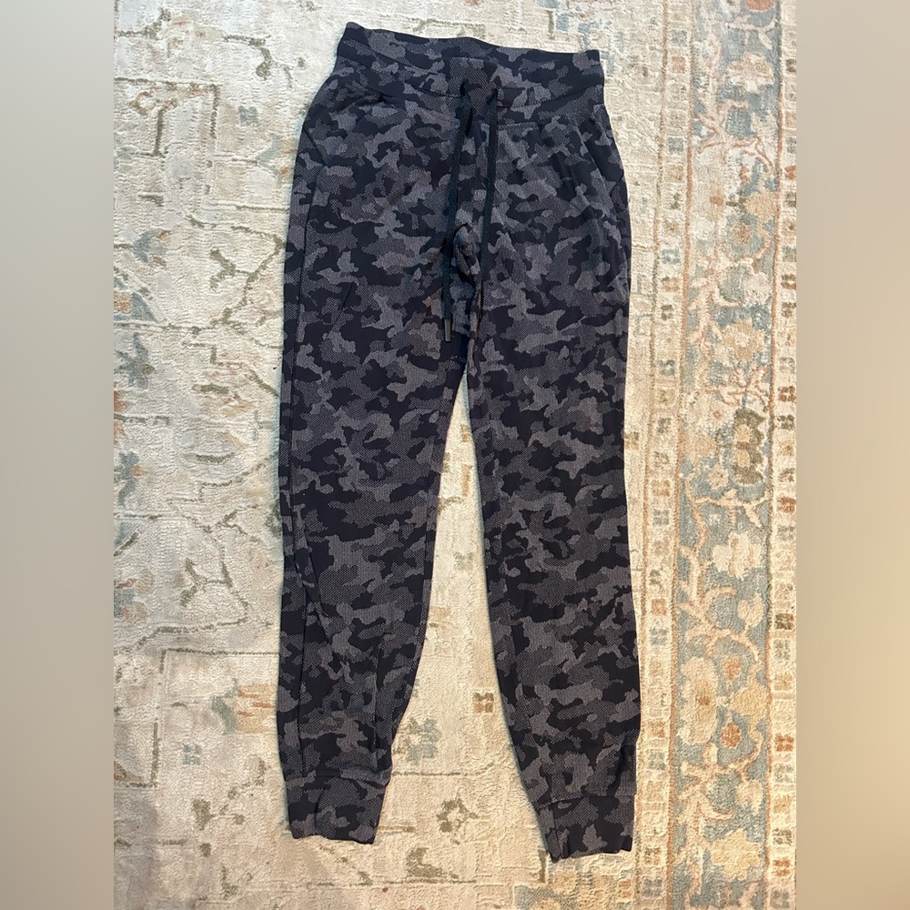 Lululemon Ready To Rulu black/ gray Camouflage joggers size 4